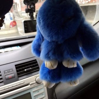 Брелок в виде кролика (118 фото): заяц из натурального меха на сумку, пушистый меховой зайчик, как выбрать и как ухаживать Брелок в виде кролика (118 фото): заяц из натурального меха на сумку, пушистый меховой зайчик, как выбрать и как ухаживать