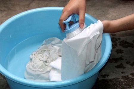 Чем отстирать корректор с одежды? Как оттереть канцелярскую замазку с брюк, как отмыть - штрих - с ткани в домашних условиях, можно ли удалить пятно быстро Чем отстирать корректор с одежды? Как оттереть канцелярскую замазку с брюк, как отмыть - штрих - с ткани в домашних условиях, можно ли удалить пятно быстро