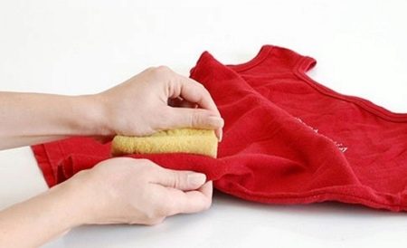 Чем отстирать корректор с одежды? Как оттереть канцелярскую замазку с брюк, как отмыть - штрих - с ткани в домашних условиях, можно ли удалить пятно быстро Чем отстирать корректор с одежды? Как оттереть канцелярскую замазку с брюк, как отмыть - штрих - с ткани в домашних условиях, можно ли удалить пятно быстро
