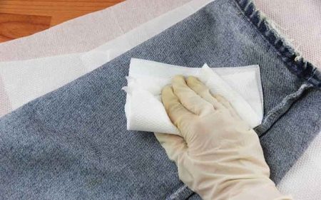 Чем отстирать корректор с одежды? Как оттереть канцелярскую замазку с брюк, как отмыть - штрих - с ткани в домашних условиях, можно ли удалить пятно быстро Чем отстирать корректор с одежды? Как оттереть канцелярскую замазку с брюк, как отмыть - штрих - с ткани в домашних условиях, можно ли удалить пятно быстро