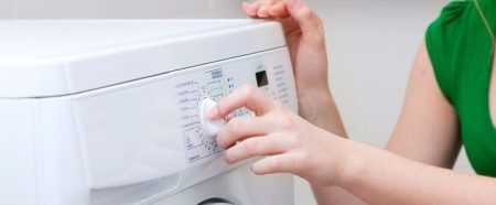 Как отстирать масло с одежды? Как удалить масляное пятно от подсолнечного продукта, как и чем убрать пятнышки от растительного жира Как отстирать масло с одежды? Как удалить масляное пятно от подсолнечного продукта, как и чем убрать пятнышки от растительного жира