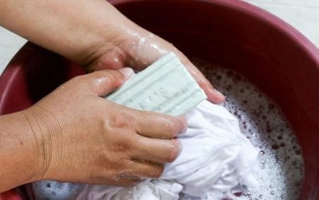 Как отстирать помаду? Как оттереть губную помаду с белой ткани куртки, чем удалить пятно с одежды в домашних условиях Как отстирать помаду? Как оттереть губную помаду с белой ткани куртки, чем удалить пятно с одежды в домашних условиях