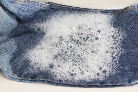 Как отстирать жирное пятно на джинсах? Как быстро убрать загрязнение с джинсов, чем удалить в домашних условиях Как отстирать жирное пятно на джинсах? Как быстро убрать загрязнение с джинсов, чем удалить в домашних условиях