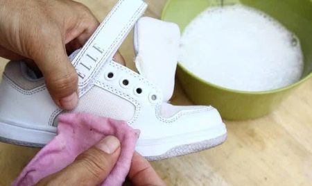 Как почистить белые кроссовки? Как отмыть подошву, как и чем отстирать кеды, как отчистить обувь из ткани Как почистить белые кроссовки? Как отмыть подошву, как и чем отстирать кеды, как отчистить обувь из ткани