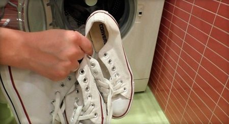 Как почистить белые кроссовки? Как отмыть подошву, как и чем отстирать кеды, как отчистить обувь из ткани Как почистить белые кроссовки? Как отмыть подошву, как и чем отстирать кеды, как отчистить обувь из ткани