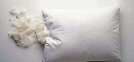 Как стирать подушки? Можно ли постирать ортопедическую подушку из бамбука в стиральной машине, как почистить изделие из синтепона и холлофайбера Как стирать подушки? Можно ли постирать ортопедическую подушку из бамбука в стиральной машине, как почистить изделие из синтепона и холлофайбера