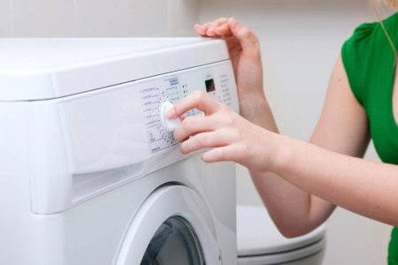 Как стирать подушки? Можно ли постирать ортопедическую подушку из бамбука в стиральной машине, как почистить изделие из синтепона и холлофайбера Как стирать подушки? Можно ли постирать ортопедическую подушку из бамбука в стиральной машине, как почистить изделие из синтепона и холлофайбера