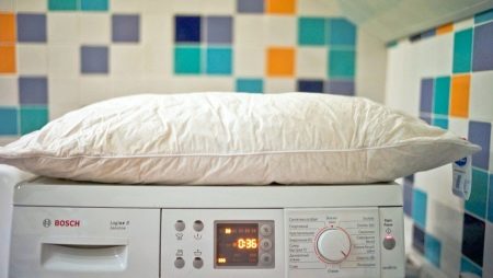 Как стирать подушки? Можно ли постирать ортопедическую подушку из бамбука в стиральной машине, как почистить изделие из синтепона и холлофайбера Как стирать подушки? Можно ли постирать ортопедическую подушку из бамбука в стиральной машине, как почистить изделие из синтепона и холлофайбера
