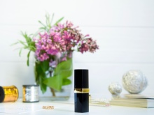 Губная помада Chanel (45 фото): Rouge Coco Shine и Rouge Allure Velvet, матовая и увлажняющая, оттенки и отзывы () Губная помада Chanel (45 фото): Rouge Coco Shine и Rouge Allure Velvet, матовая и увлажняющая, оттенки и отзывы