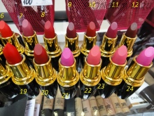 Губная помада Chanel (45 фото): Rouge Coco Shine и Rouge Allure Velvet, матовая и увлажняющая, оттенки и отзывы () Губная помада Chanel (45 фото): Rouge Coco Shine и Rouge Allure Velvet, матовая и увлажняющая, оттенки и отзывы