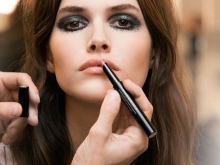Губная помада Chanel (45 фото): Rouge Coco Shine и Rouge Allure Velvet, матовая и увлажняющая, оттенки и отзывы () Губная помада Chanel (45 фото): Rouge Coco Shine и Rouge Allure Velvet, матовая и увлажняющая, оттенки и отзывы