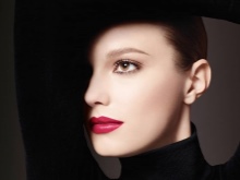 Губная помада Chanel (45 фото): Rouge Coco Shine и Rouge Allure Velvet, матовая и увлажняющая, оттенки и отзывы () Губная помада Chanel (45 фото): Rouge Coco Shine и Rouge Allure Velvet, матовая и увлажняющая, оттенки и отзывы