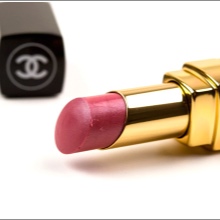 Губная помада Chanel (45 фото): Rouge Coco Shine и Rouge Allure Velvet, матовая и увлажняющая, оттенки и отзывы () Губная помада Chanel (45 фото): Rouge Coco Shine и Rouge Allure Velvet, матовая и увлажняющая, оттенки и отзывы