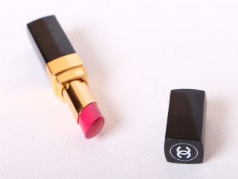 Губная помада Chanel (45 фото): Rouge Coco Shine и Rouge Allure Velvet, матовая и увлажняющая, оттенки и отзывы () Губная помада Chanel (45 фото): Rouge Coco Shine и Rouge Allure Velvet, матовая и увлажняющая, оттенки и отзывы