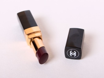 Губная помада Chanel (45 фото): Rouge Coco Shine и Rouge Allure Velvet, матовая и увлажняющая, оттенки и отзывы () Губная помада Chanel (45 фото): Rouge Coco Shine и Rouge Allure Velvet, матовая и увлажняющая, оттенки и отзывы