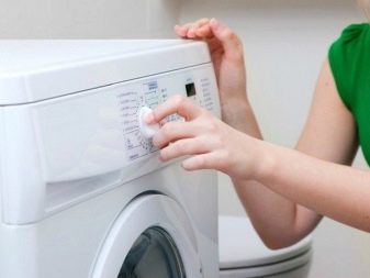 Как отстирать белые вещи? Как правильно стирать полинявшую рубашку, чем убрать желтые пятна и загрязнения от чая с одежды () Как отстирать белые вещи? Как правильно стирать полинявшую рубашку, чем убрать желтые пятна и загрязнения от чая с одежды