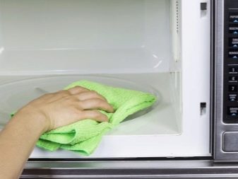 Как почистить микроволновку? Чем быстро и эффективно отмыть от жира внутри, как помыть за 5 минут в домашних условиях () Как почистить микроволновку? Чем быстро и эффективно отмыть от жира внутри, как помыть за 5 минут в домашних условиях