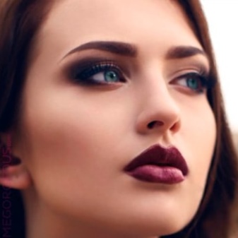 Помада маркер для губ акварель эйвон отзывы клубника. pomada marker avon 27. Помада маркер для губ акварель эйвон отзывы клубника фото. Помада маркер для губ акварель эйвон отзывы клубника-pomada marker avon 27. картинка Помада маркер для губ акварель эйвон отзывы клубника. картинка pomada marker avon 27. Стойкие помады позволяют сохранять насыщенный цвет губ на протяжении всего дня. Отсутствие корректировки и уверенность в том, что помада не свернется и не забьется в мелкие складочки, подкупает многих женщин. Таким желанным средством долговременного действия можно считать помаду-маркер от Avon.