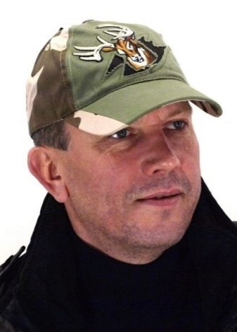 С чем носить модную бейсболку