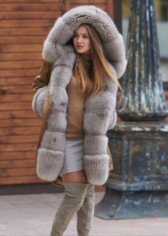 Модные женские парки с цветным мехом
