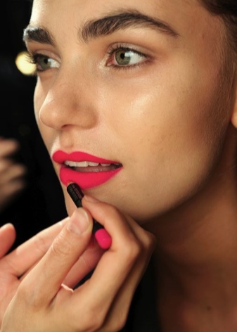 Губная помада L; Oreal (69 фото): жидкая матовая и лаковая, Rouge Caresse и Irresistible Expresso, палитра и отзывы () Губная помада L; Oreal (69 фото): жидкая матовая и лаковая, Rouge Caresse и Irresistible Expresso, палитра и отзывы