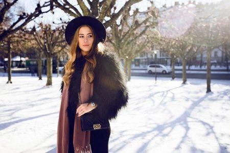 Модное пальто с мехом ламы