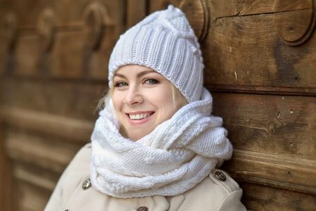 Белый шарф (41 фото): с чем носить черно-белый шарф из флиса или мягкий шелковый, с помпонами и крупной вязки () Белый шарф (41 фото): с чем носить черно-белый шарф из флиса или мягкий шелковый, с помпонами и крупной вязки