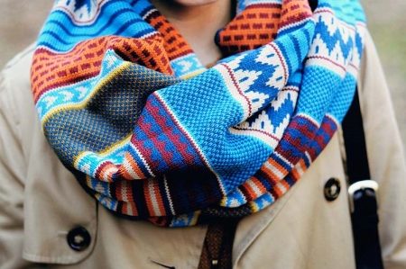 Как модно завязать шарф на куртке с капюшоном