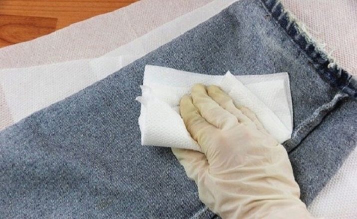 Как отстирать йод? Чем отмыть загрязнение с одежды из ткани белого цвета и как оттереть пятна с мебели и линолеума () Как отстирать йод? Чем отмыть загрязнение с одежды из ткани белого цвета и как оттереть пятна с мебели и линолеума