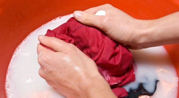 Как отстирать йод? Чем отмыть загрязнение с одежды из ткани белого цвета и как оттереть пятна с мебели и линолеума () Как отстирать йод? Чем отмыть загрязнение с одежды из ткани белого цвета и как оттереть пятна с мебели и линолеума