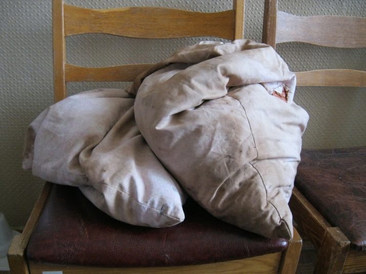 Как постирать перьевую подушку в домашних условиях? 36 фото Стирка изделия из пера в стиральной машине-автомат, как почистить пуховую и модель из лебяжьего пуха () Как постирать перьевую подушку в домашних условиях? 36 фото Стирка изделия из пера в стиральной машине-автомат, как почистить пуховую и модель из лебяжьего пуха
